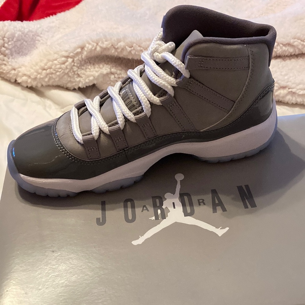Air Jordan 11 retros GS 4.5y medium grey 2021